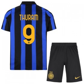 Koszulka Inter Mediolan Thuram 9 Dziecięcy Domowe 2026-27 Koszulki Piłkarskie Krótki Rękaw